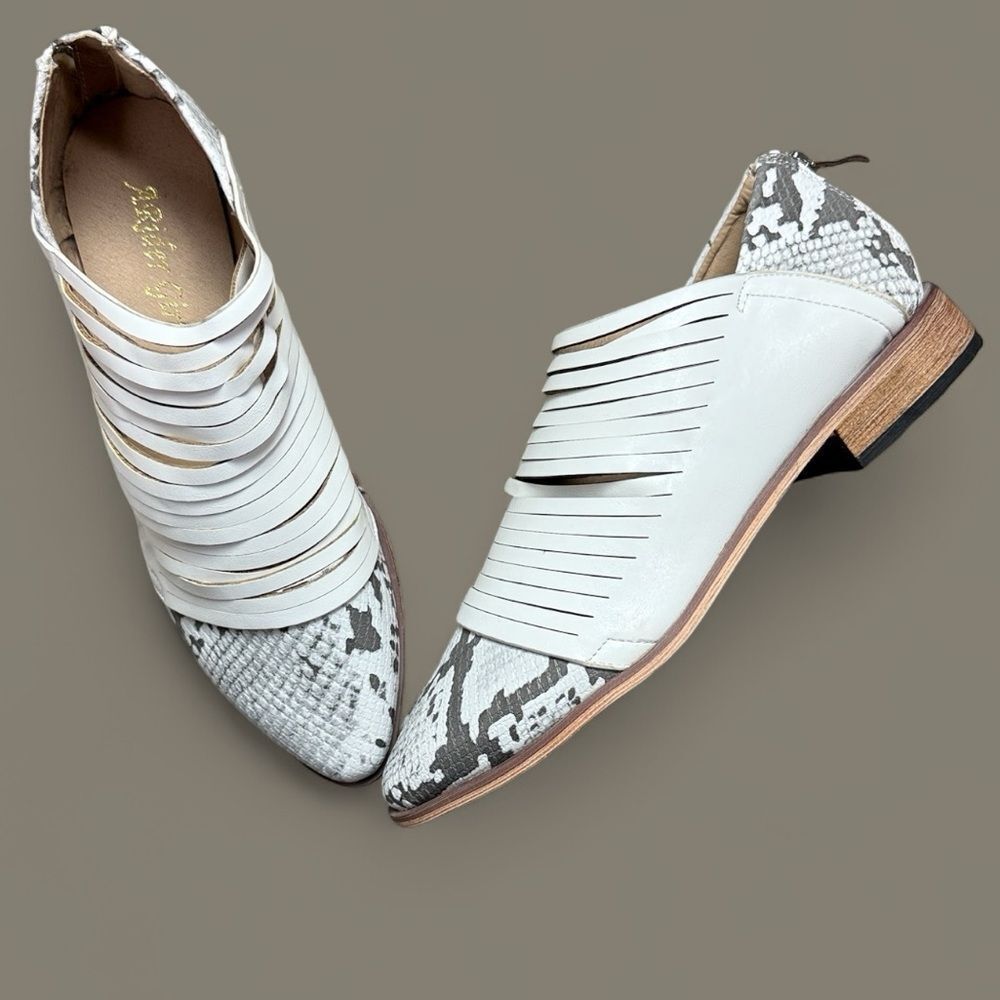A Rider Girl White & Camo Gray Western Flat Shoes